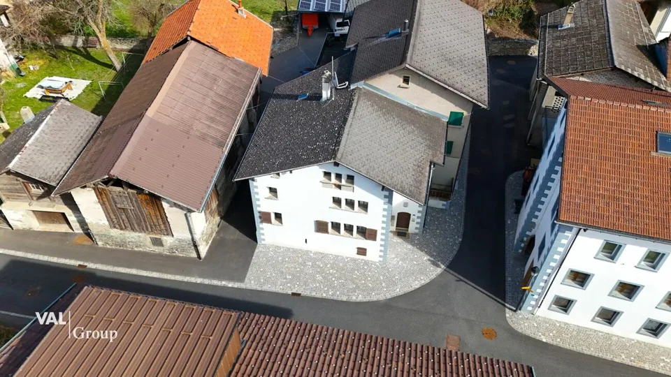 Fascino storico e comfort moderno in una casa a due famiglie unica