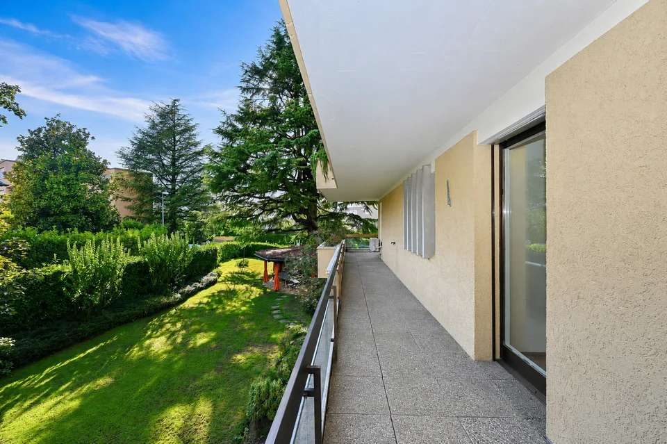 Appartamento Rinnovato con Terrazza e Piscina Condominiale – Foto 2 von 13