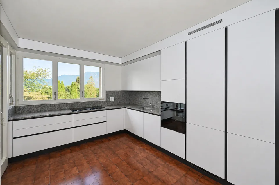 Appartamento Rinnovato con Terrazza e Piscina Condominiale – Foto 11 von 13