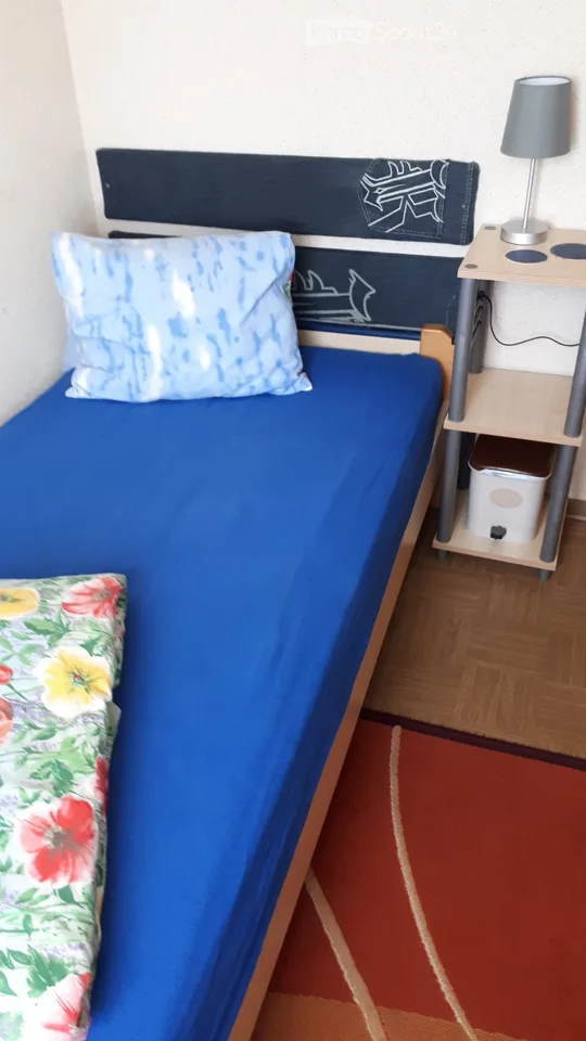 Zimmer möbliert, mit gratis Parkplatz