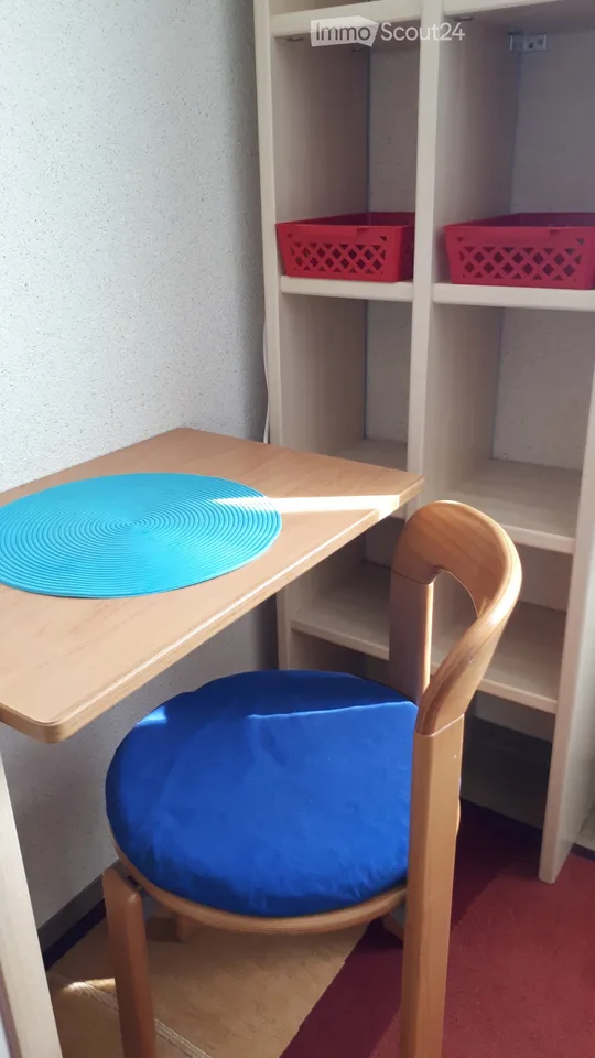 Zimmer möbliert, mit gratis Parkplatz