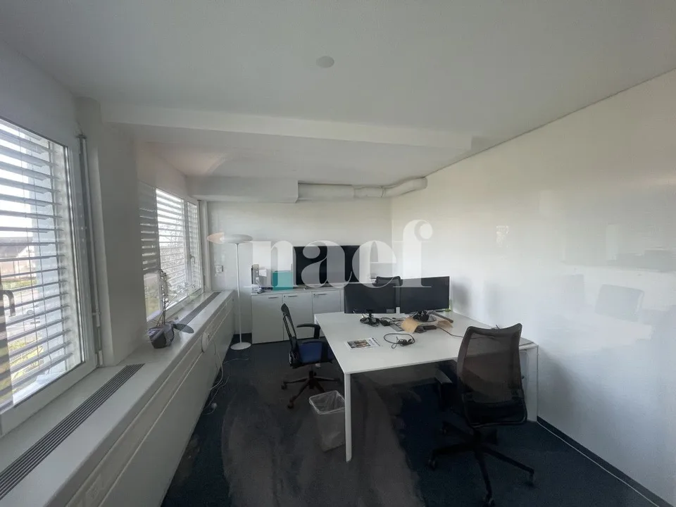Zentrum Les Tuillières - Helle Fläche von ca. 283m2, die im 2. Stock eines Gewerbegebäudes modifiziert werden kann – Foto 7 von 10