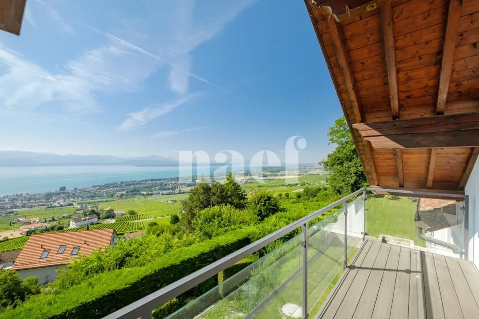 Exceptional 8-room property with panoramic views of the lake and heated pool