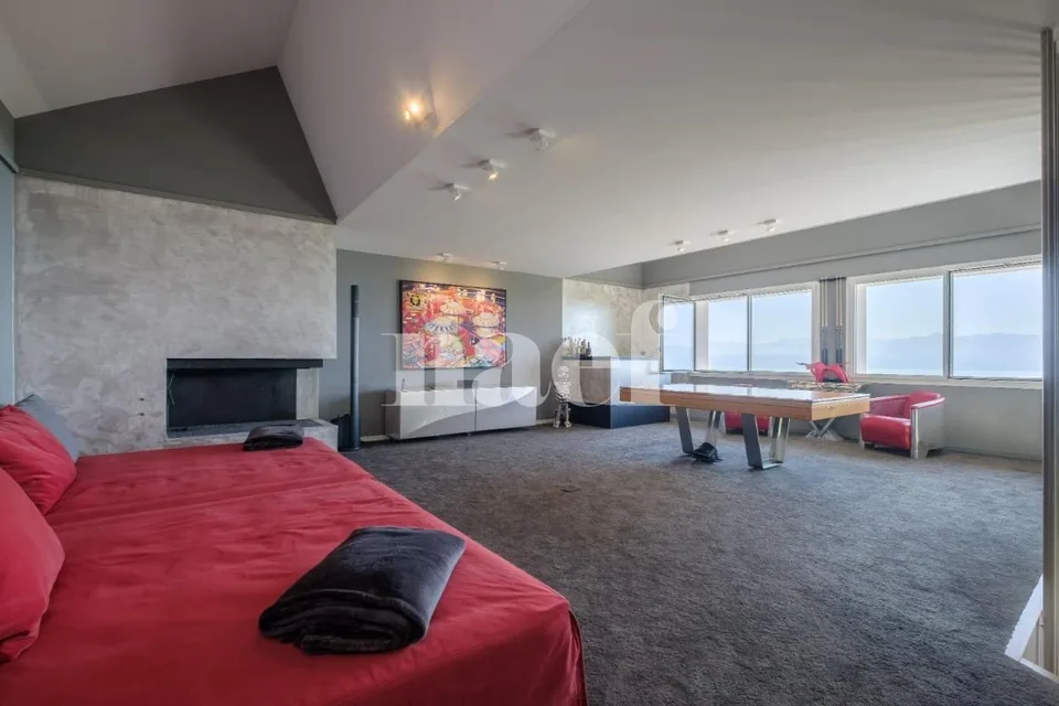 Exceptional 8-room property with panoramic views of the lake and heated pool