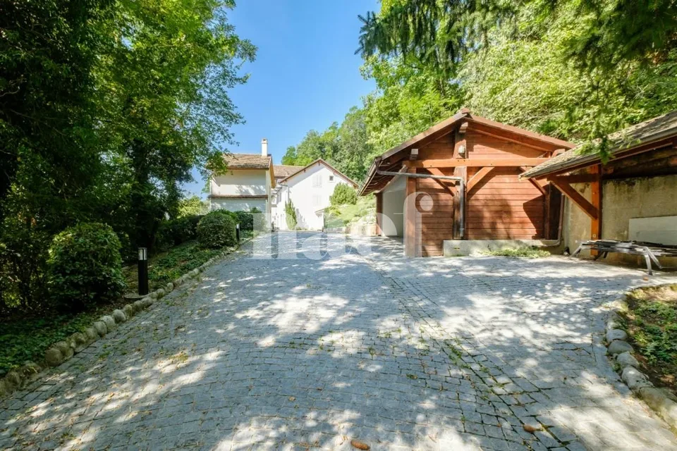 Exceptional 8-room property with panoramic views of the lake and heated pool
