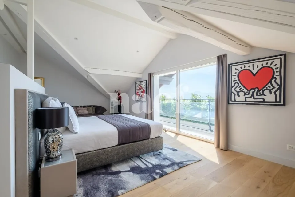 Exceptional 8-room property with panoramic views of the lake and heated pool