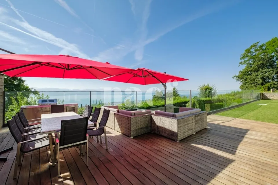 Exceptional 8-room property with panoramic views of the lake and heated pool