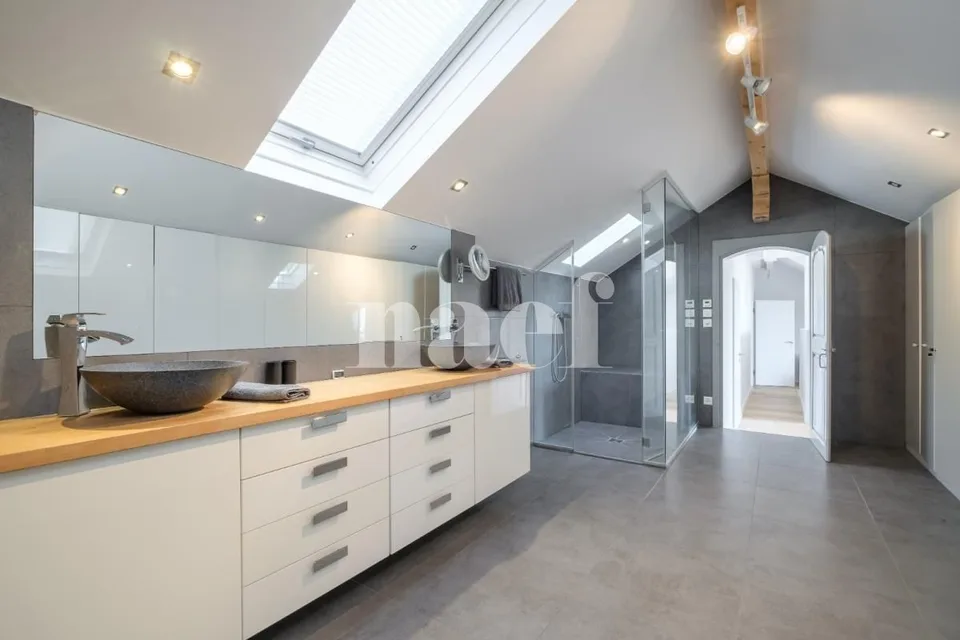 Exceptional 8-room property with panoramic views of the lake and heated pool