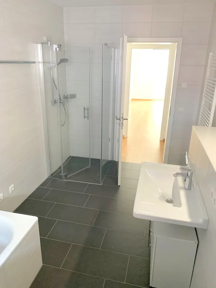 Appartamento in proprietà di 3,5 vani attraente nella migliore posizione centrale, KFW 55, con terrazza, ascensore e garage – foto 10 di 14