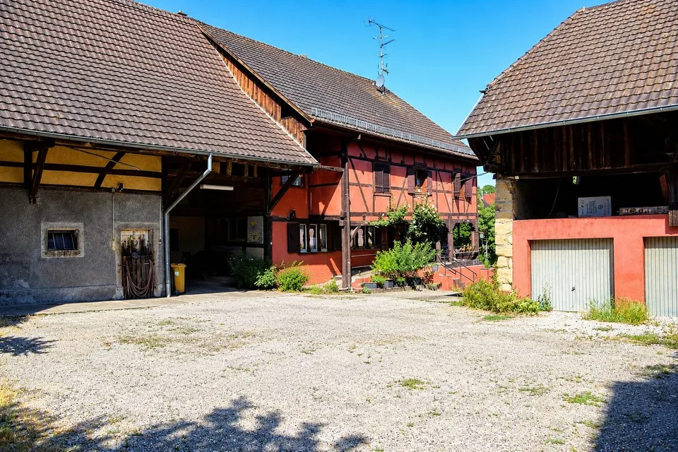 Echtes elsässisches Haus mit Nebengebäuden und 1.261 m² Grundstück im Herzen von Hégenheim – Foto 15 von 17