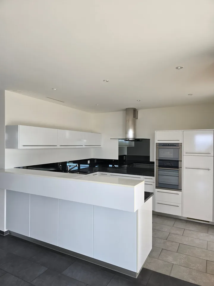 4.5-Zimmerwohnung mit Panoramablick auf See und Berge