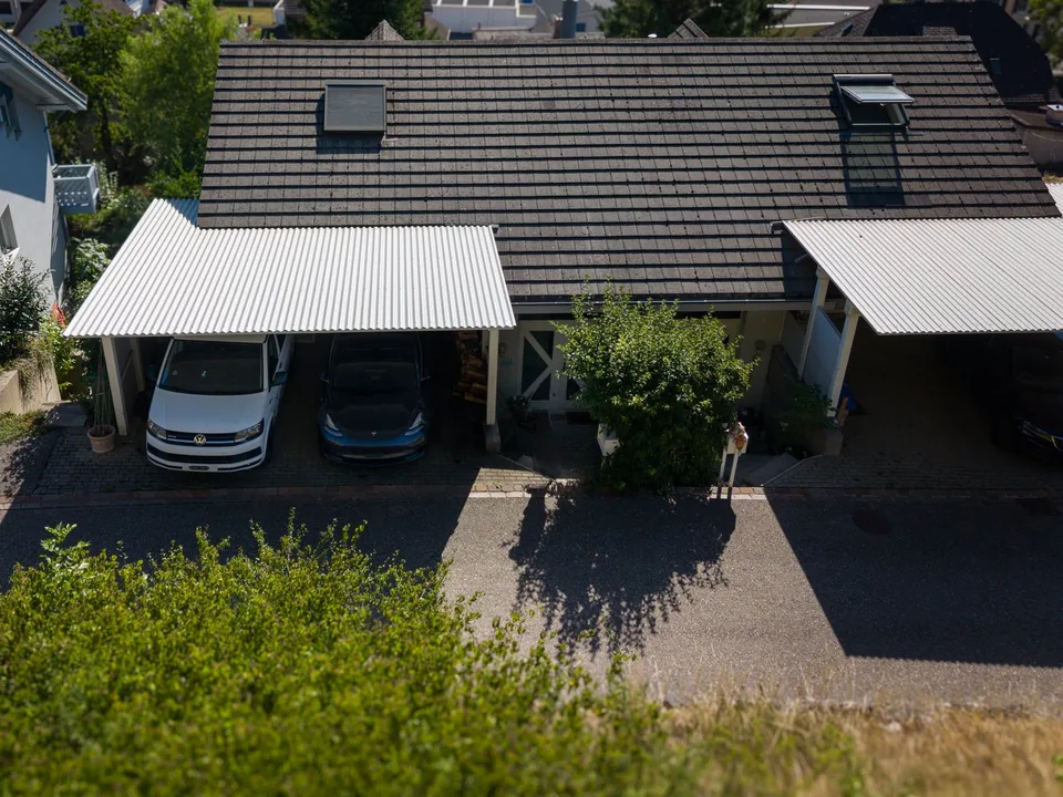 Vivre avec une vue : spacieuse maison semi-détachée de 5,5 pièces avec jardin