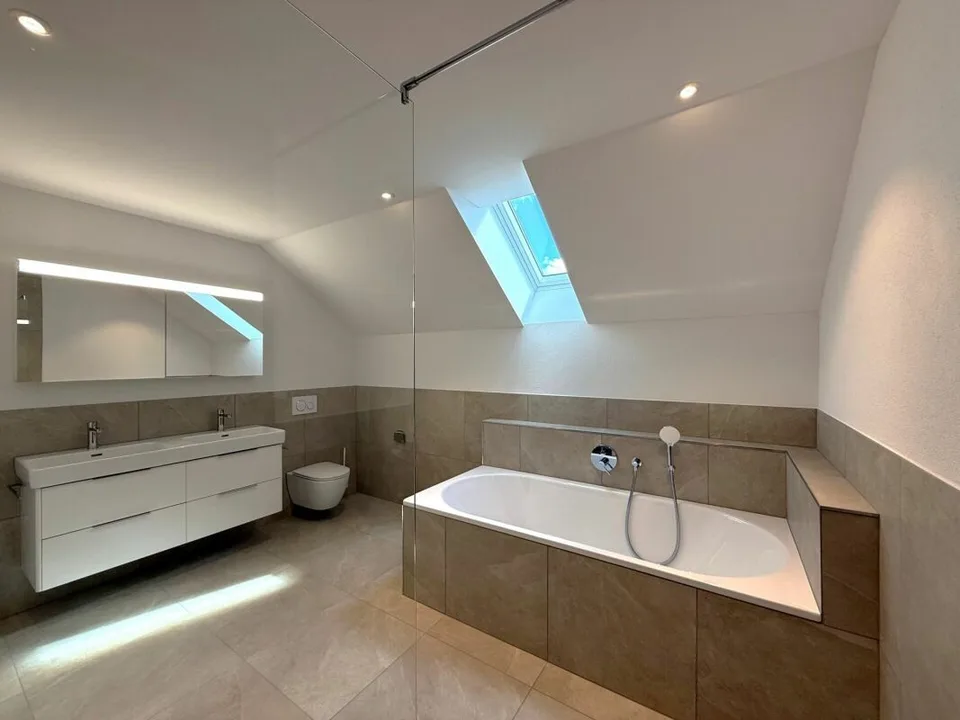 Sehr grosse Traumwohnung mit weitläufiger Terrasse und Weitblick – Foto 9 von 11