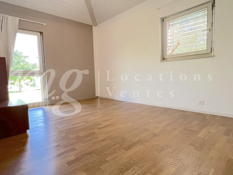 BELLA CASA INDIVIDUALE DI 250 m2 - INCANTEVOLE GIARDINO RECINTATO E ALBERATO - CALMO E 1100 m2
