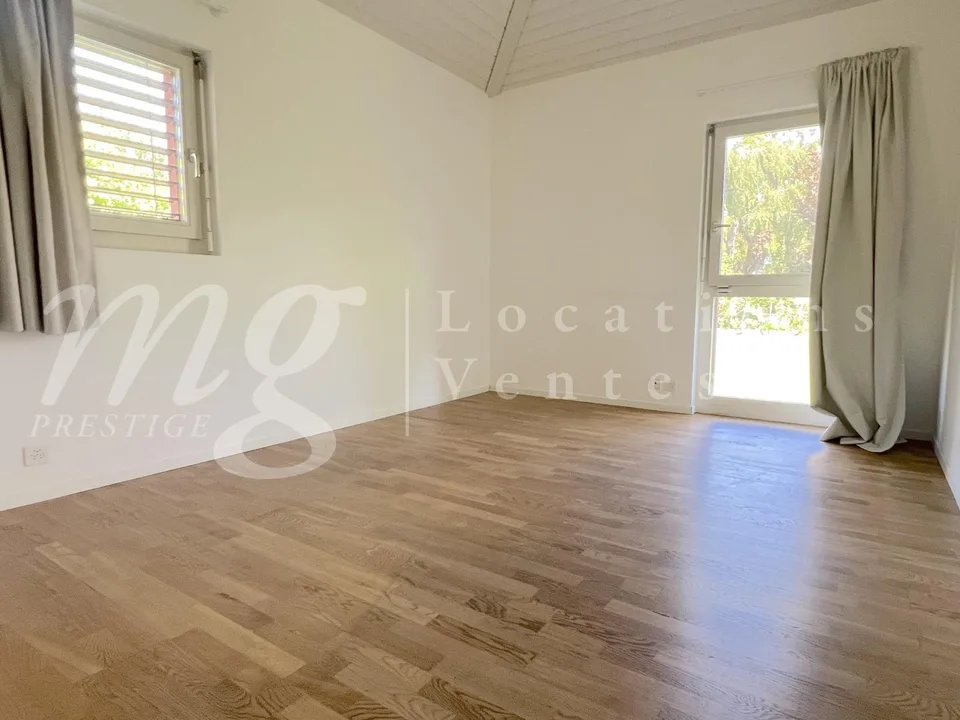 BELLA CASA INDIVIDUALE DI 250 m2 - INCANTEVOLE GIARDINO RECINTATO E ALBERATO - CALMO E 1100 m2