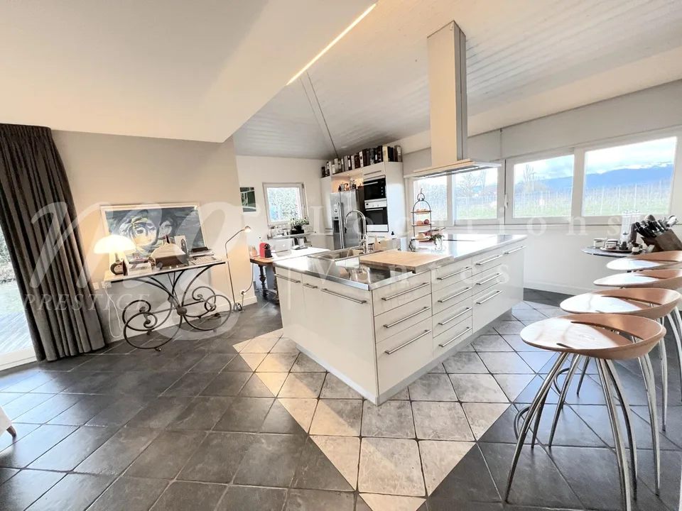 BELLA CASA INDIVIDUALE DI 250 m2 - INCANTEVOLE GIARDINO RECINTATO E ALBERATO - CALMO E 1100 m2