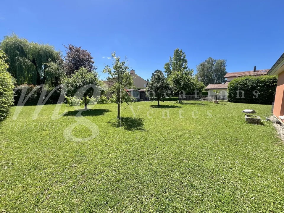 BELLA CASA INDIVIDUALE DI 250 m2 - INCANTEVOLE GIARDINO RECINTATO E ALBERATO - CALMO E 1100 m2