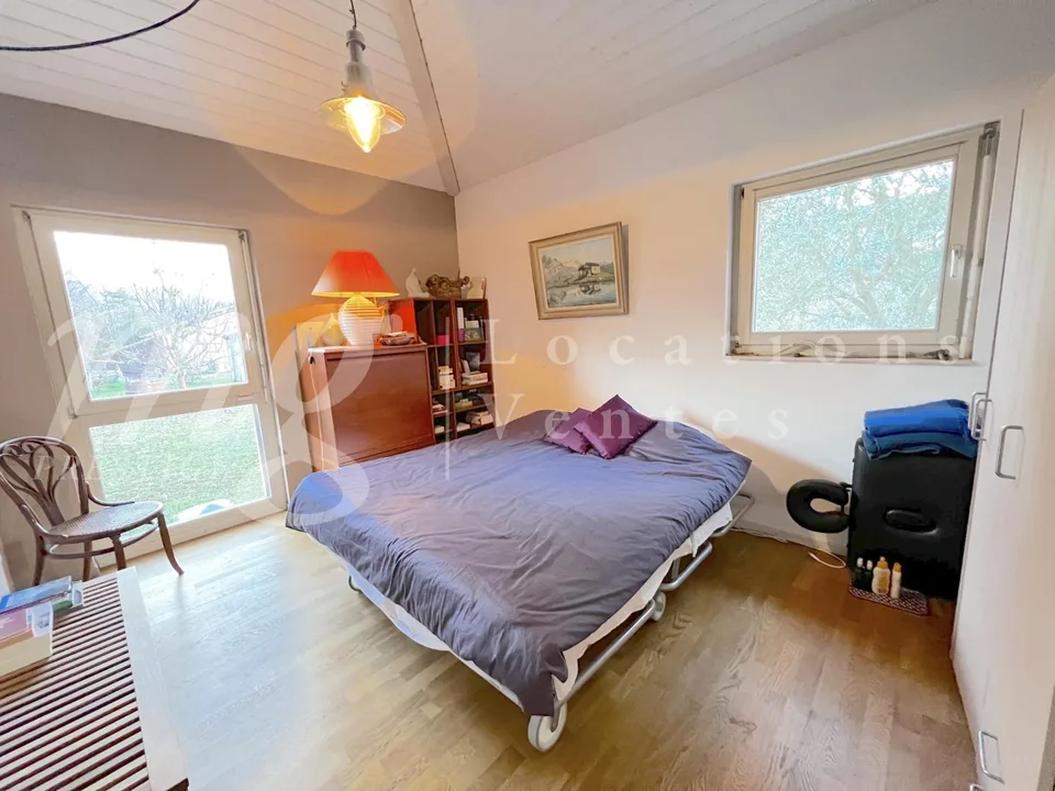 BELLA CASA INDIVIDUALE DI 250 m2 - INCANTEVOLE GIARDINO RECINTATO E ALBERATO - CALMO E 1100 m2