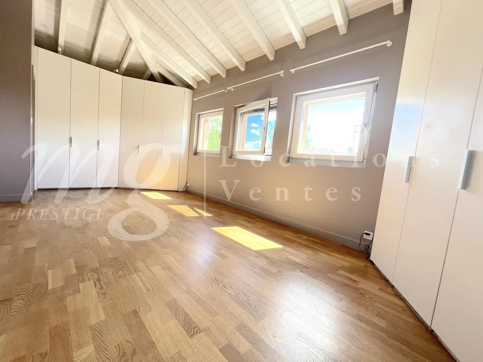 BELLA CASA INDIVIDUALE DI 250 m2 - INCANTEVOLE GIARDINO RECINTATO E ALBERATO - CALMO E 1100 m2