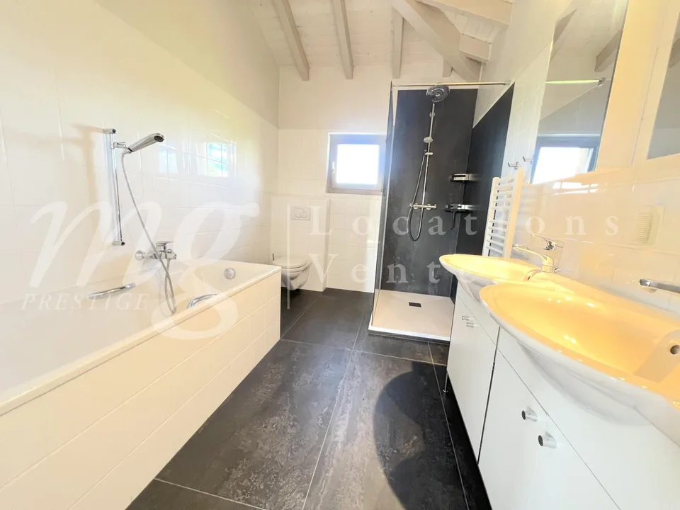 BELLA CASA INDIVIDUALE DI 250 m2 - INCANTEVOLE GIARDINO RECINTATO E ALBERATO - CALMO E 1100 m2