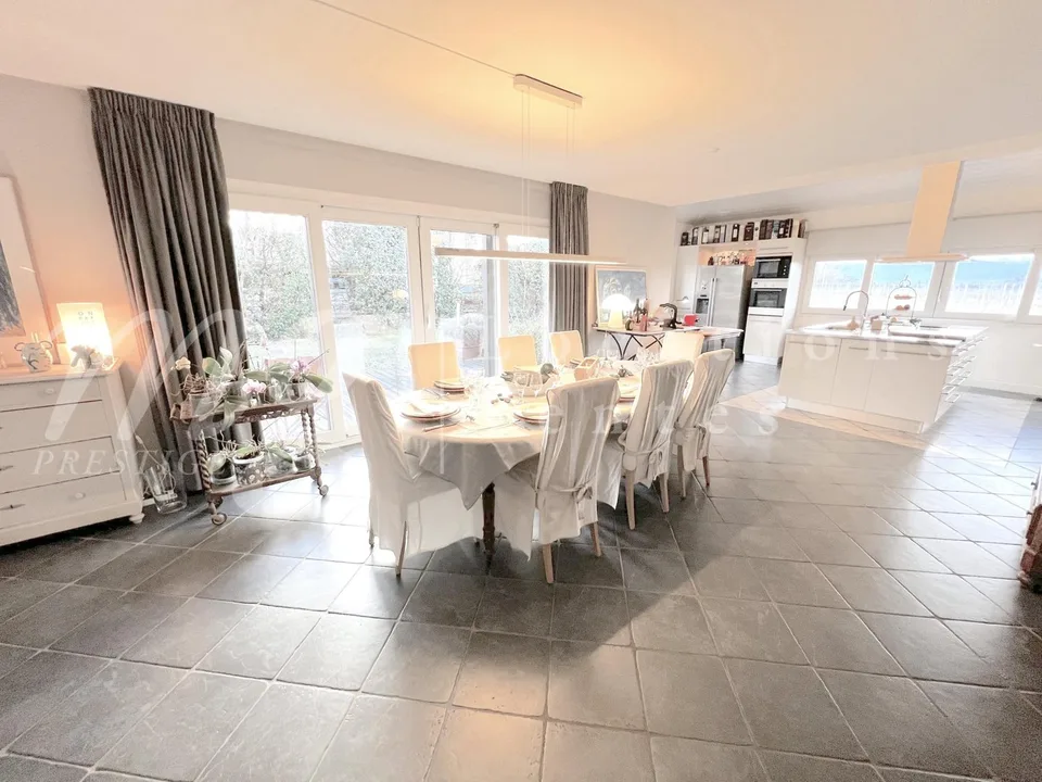 BELLA CASA INDIVIDUALE DI 250 m2 - INCANTEVOLE GIARDINO RECINTATO E ALBERATO - CALMO E 1100 m2