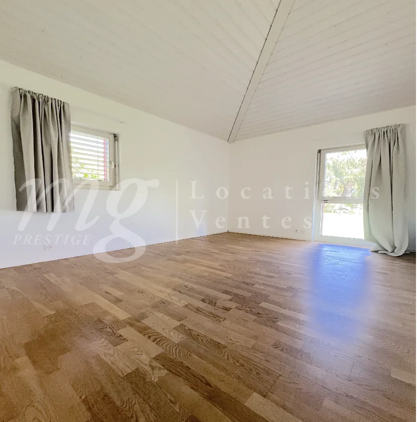 BELLA CASA INDIVIDUALE DI 250 m2 - INCANTEVOLE GIARDINO RECINTATO E ALBERATO - CALMO E 1100 m2