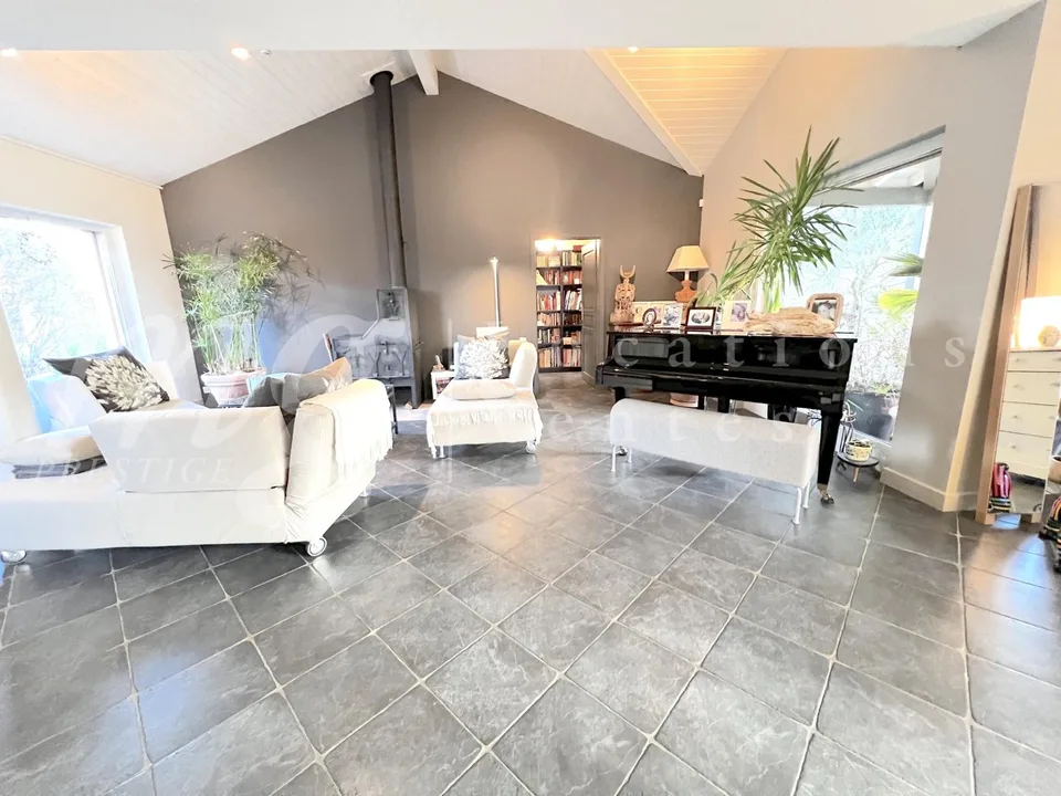 BELLA CASA INDIVIDUALE DI 250 m2 - INCANTEVOLE GIARDINO RECINTATO E ALBERATO - CALMO E 1100 m2