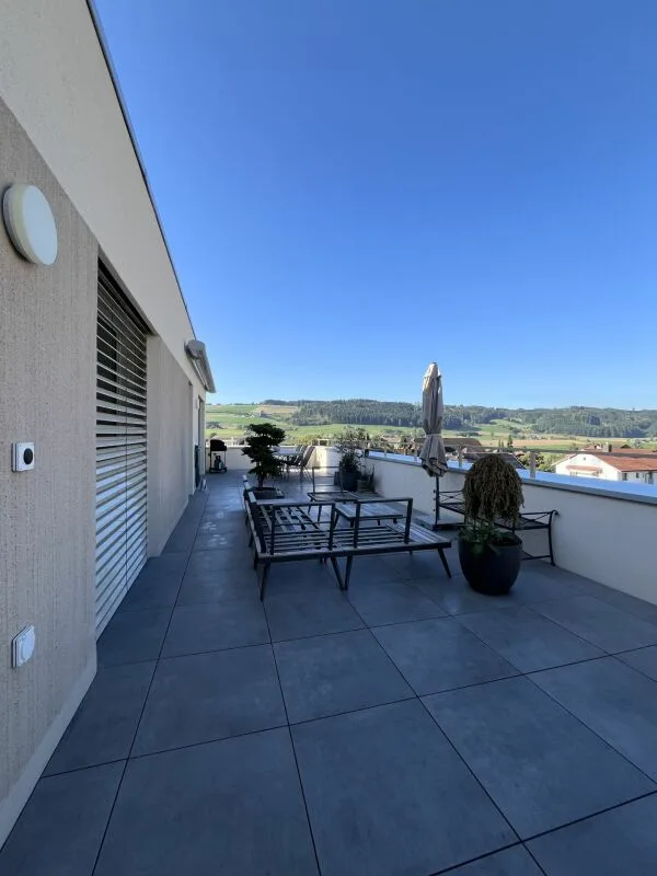 After First Occupancy - Modern 4.5-Room Attic Apartment in the Heart of Uffikon
