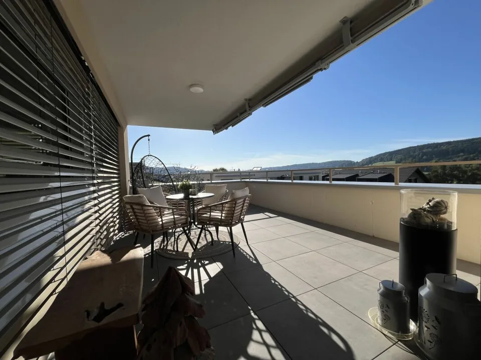 After First Occupancy - Modern 4.5-Room Attic Apartment in the Heart of Uffikon