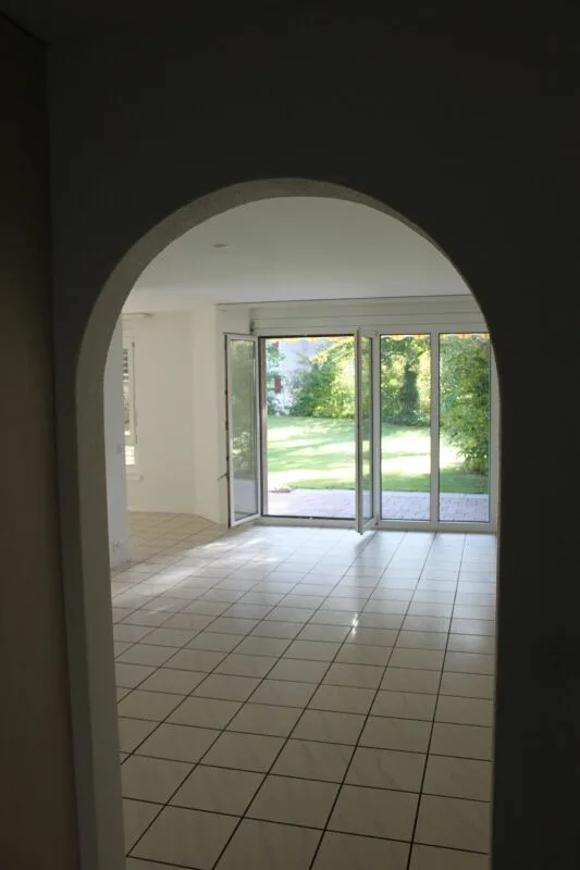 Bel appartement de 3.5 pièces au rez-de-chaussée avec coin salon