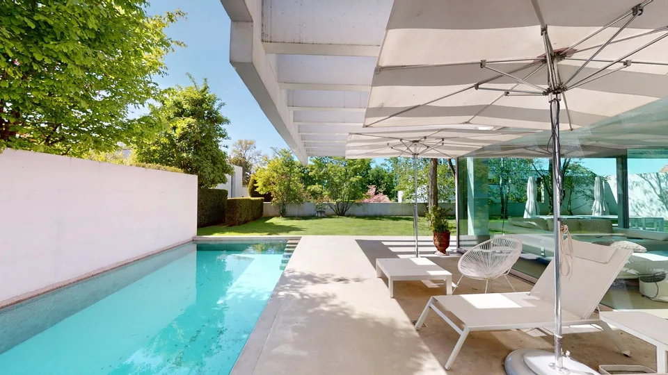 Stanze luminose in architettura aperta - cortile interno spazioso con piscina a Binningen – foto 13 di 14