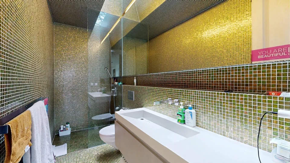 Stanze luminose in architettura aperta - cortile interno spazioso con piscina a Binningen – foto 10 di 14