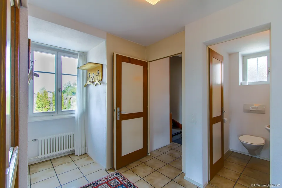 Maison à deux familles dans un emplacement central avec un potentiel de rénovation attrayant – photo 3 sur 13