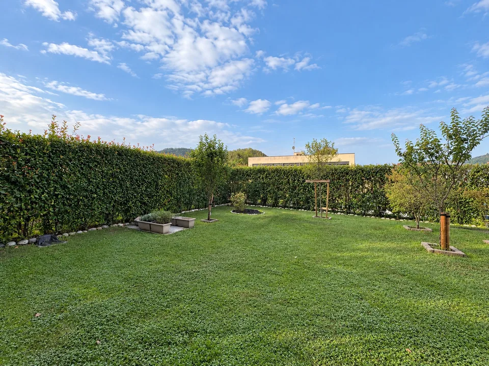 APPARTAMENTO 4.5 LOCALI CON AMPIO GIARDINO – foto 2 di 11