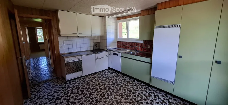Appartamento di 4 locali con balcone e area di soggiorno coperta a Heimberg