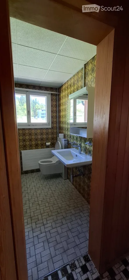 Appartamento di 4 locali con balcone e area di soggiorno coperta a Heimberg