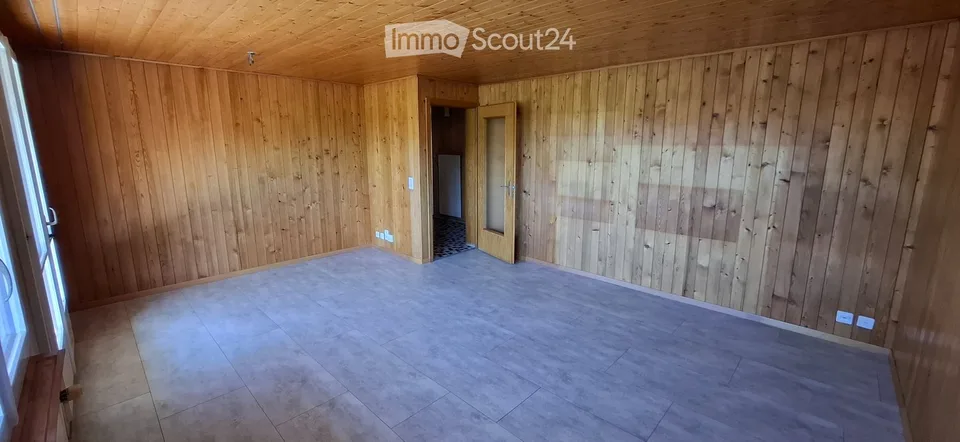 Appartamento di 4 locali con balcone e area di soggiorno coperta a Heimberg
