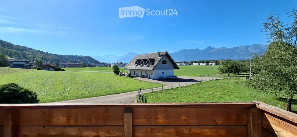 Appartamento di 4 locali con balcone e area di soggiorno coperta a Heimberg