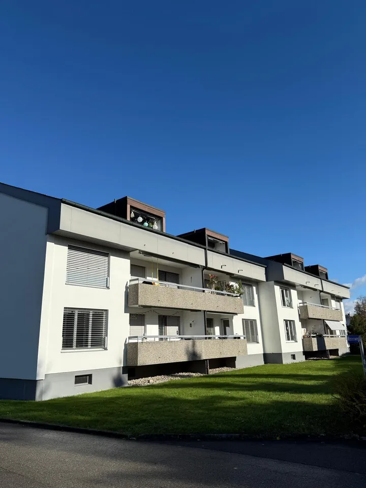 Helle 3.5-Zimmerwohnung im Hochparterre mit Balkon