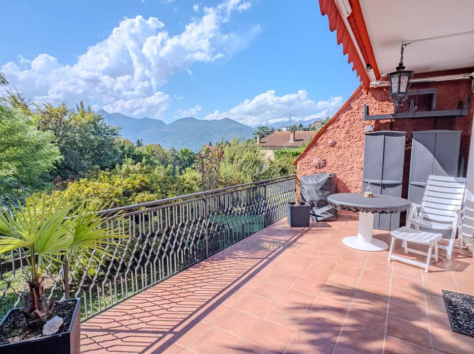 Tasteful terrace apartment in a quiet, green residential area of Luino – photo 7 of 13
