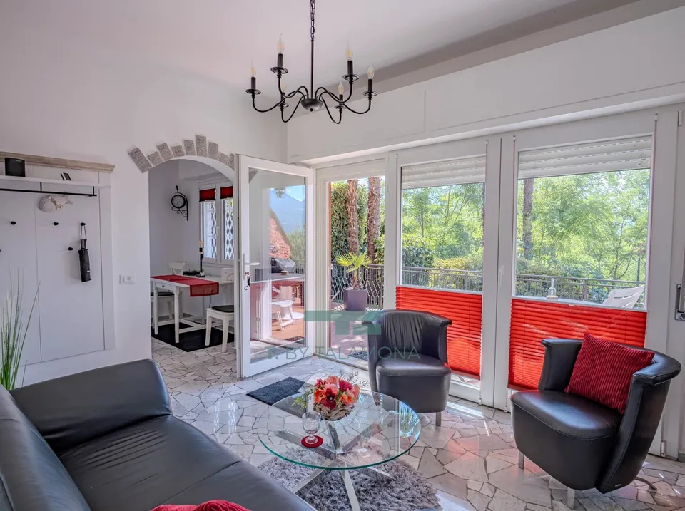 Tasteful terrace apartment in a quiet, green residential area of Luino – photo 8 of 13