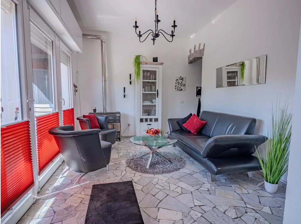 Tasteful terrace apartment in a quiet, green residential area of Luino – photo 6 of 13