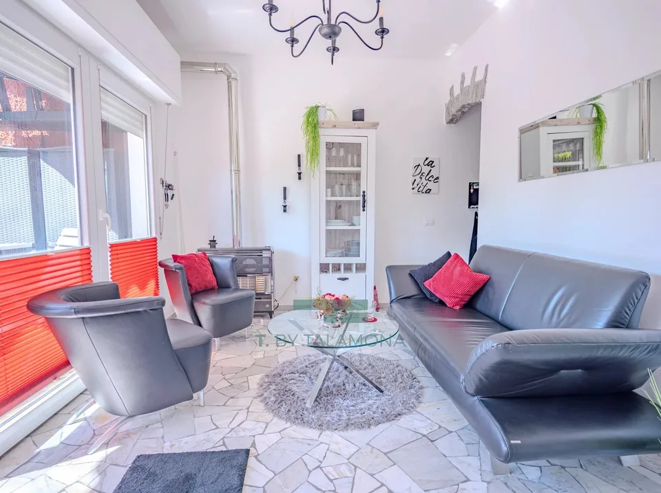 Tasteful terrace apartment in a quiet, green residential area of Luino – photo 12 of 13