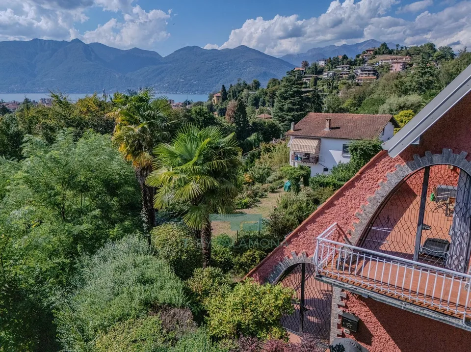 Tasteful terrace apartment in a quiet, green residential area of Luino – photo 2 of 13