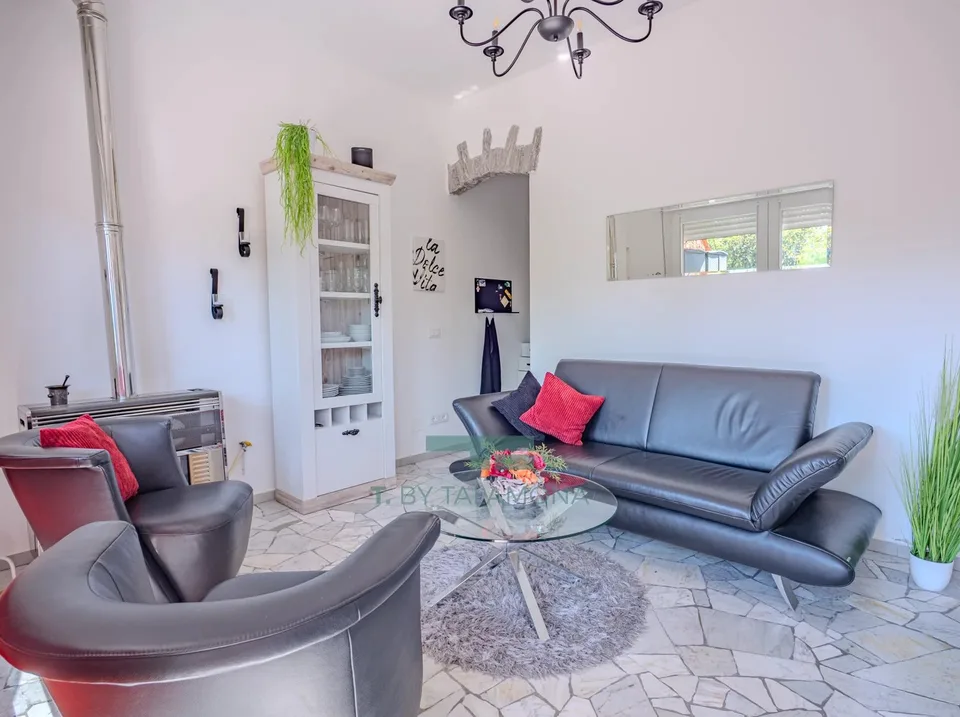 Tasteful terrace apartment in a quiet, green residential area of Luino – photo 9 of 13