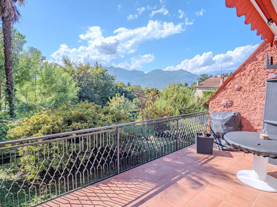 Tasteful terrace apartment in a quiet, green residential area of Luino – photo 4 of 13