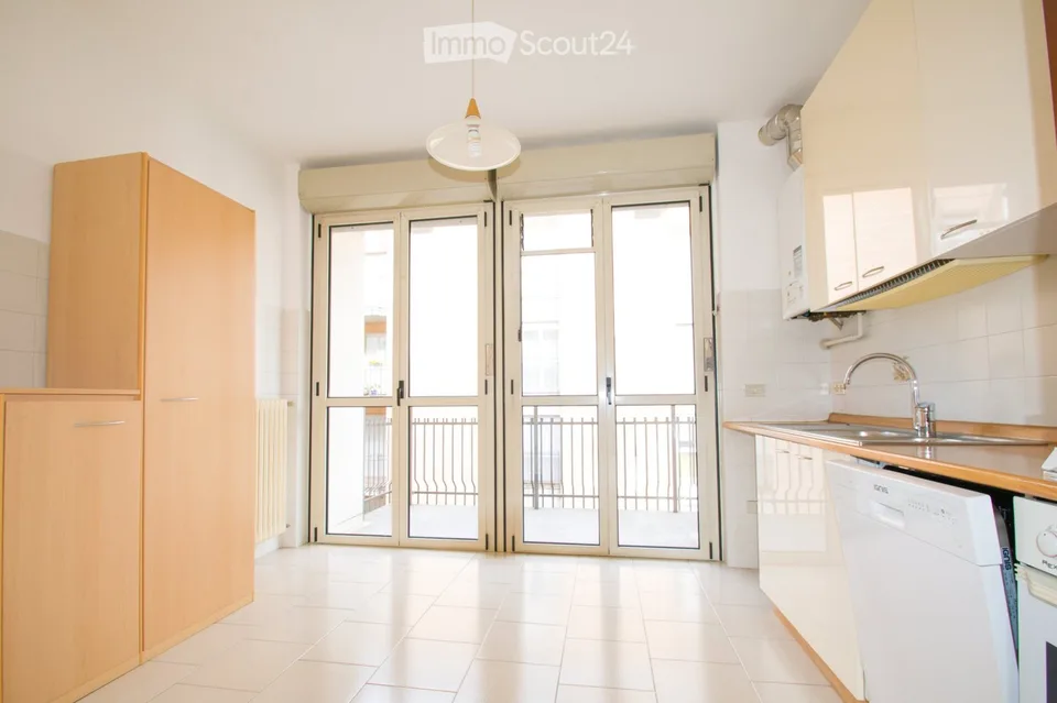 Geräumige, unmöblierte Wohnung im Zentrum von Luino.