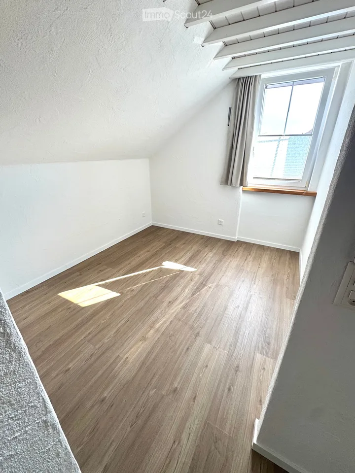 Appartamento mansardato luminoso di 3 locali con carattere loft e vista panoramica