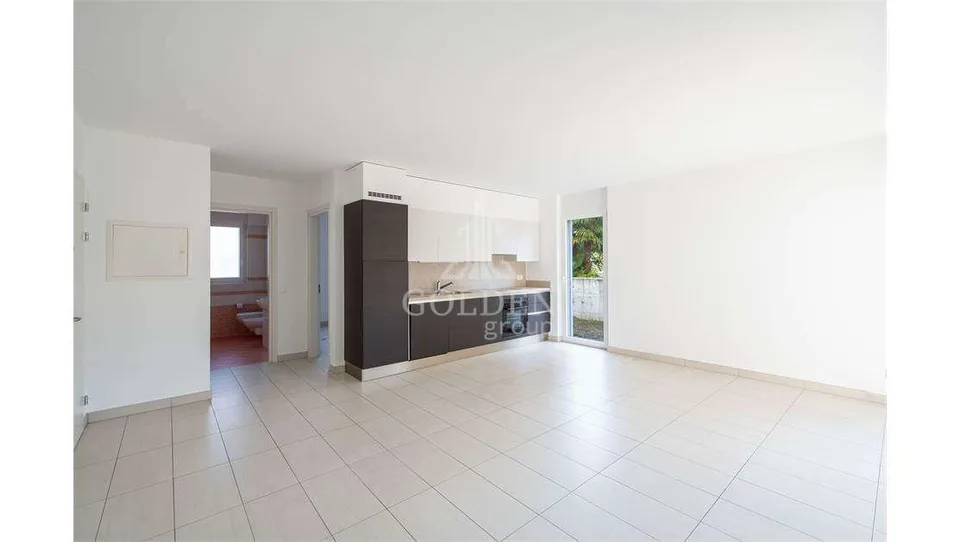 Appartement spacieux de 2,5 pièces avec parking et jardin privé