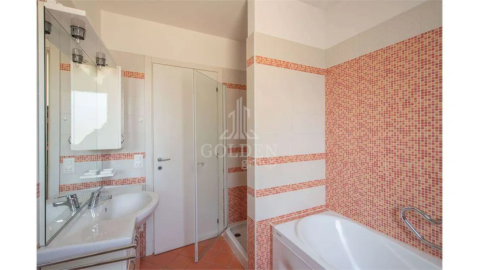 Appartement spacieux de 2,5 pièces avec parking et jardin privé